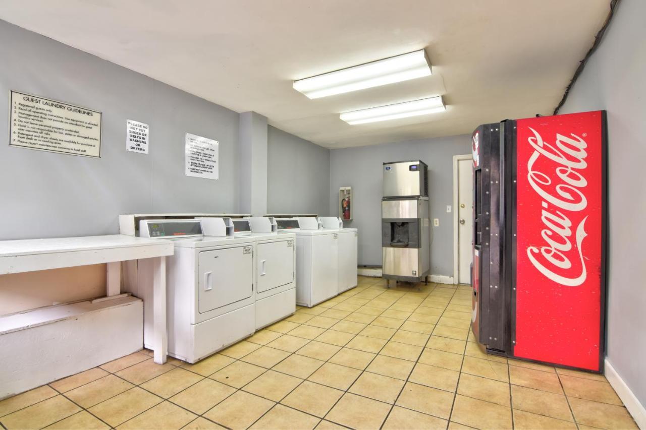 Econo Lodge Inn & Suites I-64 & Us 13 Вирджиния-Бич Экстерьер фото