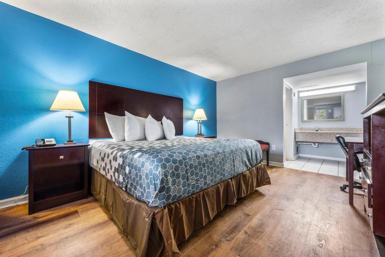 Econo Lodge Inn & Suites I-64 & Us 13 Вирджиния-Бич Экстерьер фото