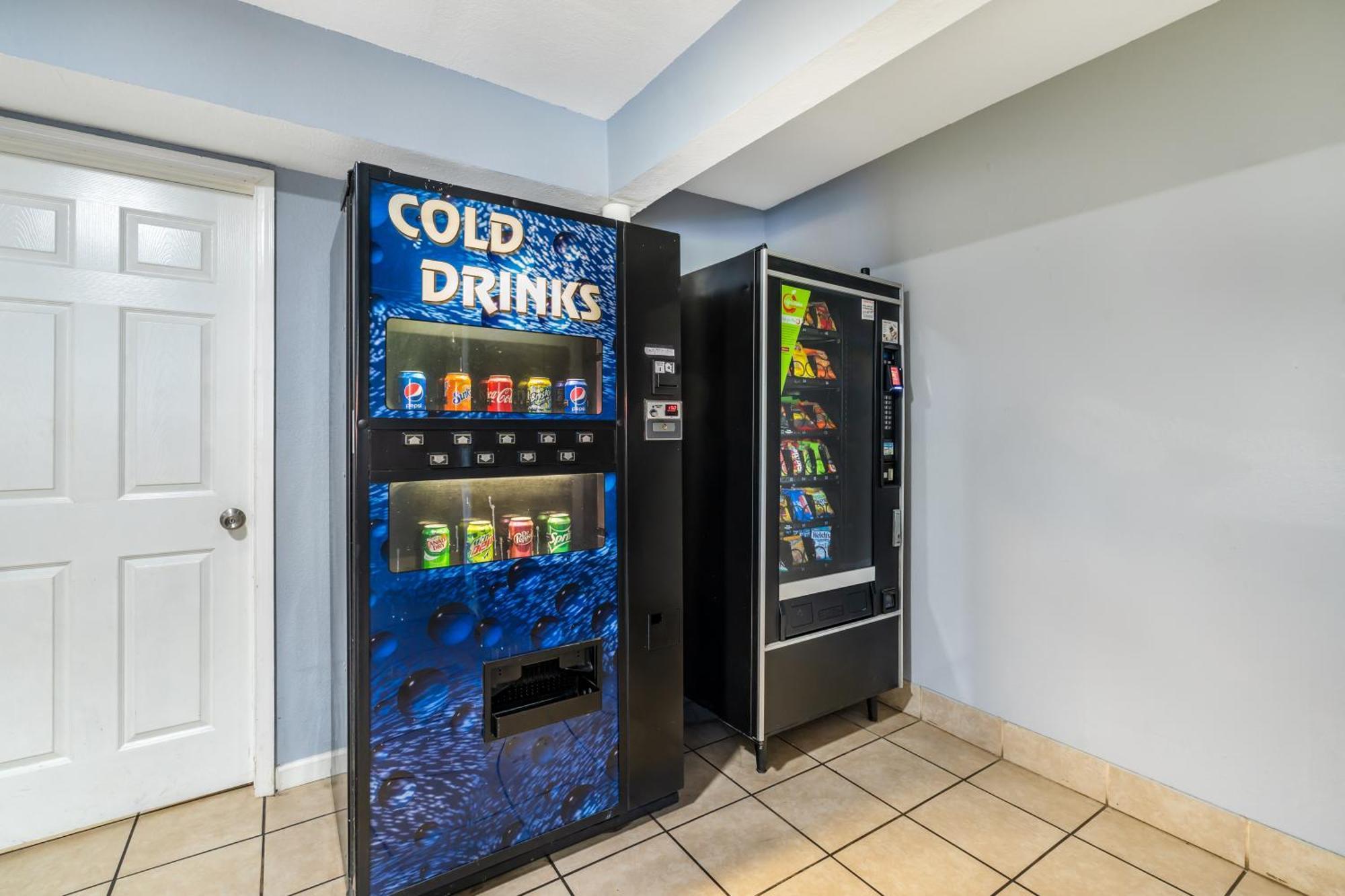 Econo Lodge Inn & Suites I-64 & Us 13 Вирджиния-Бич Экстерьер фото
