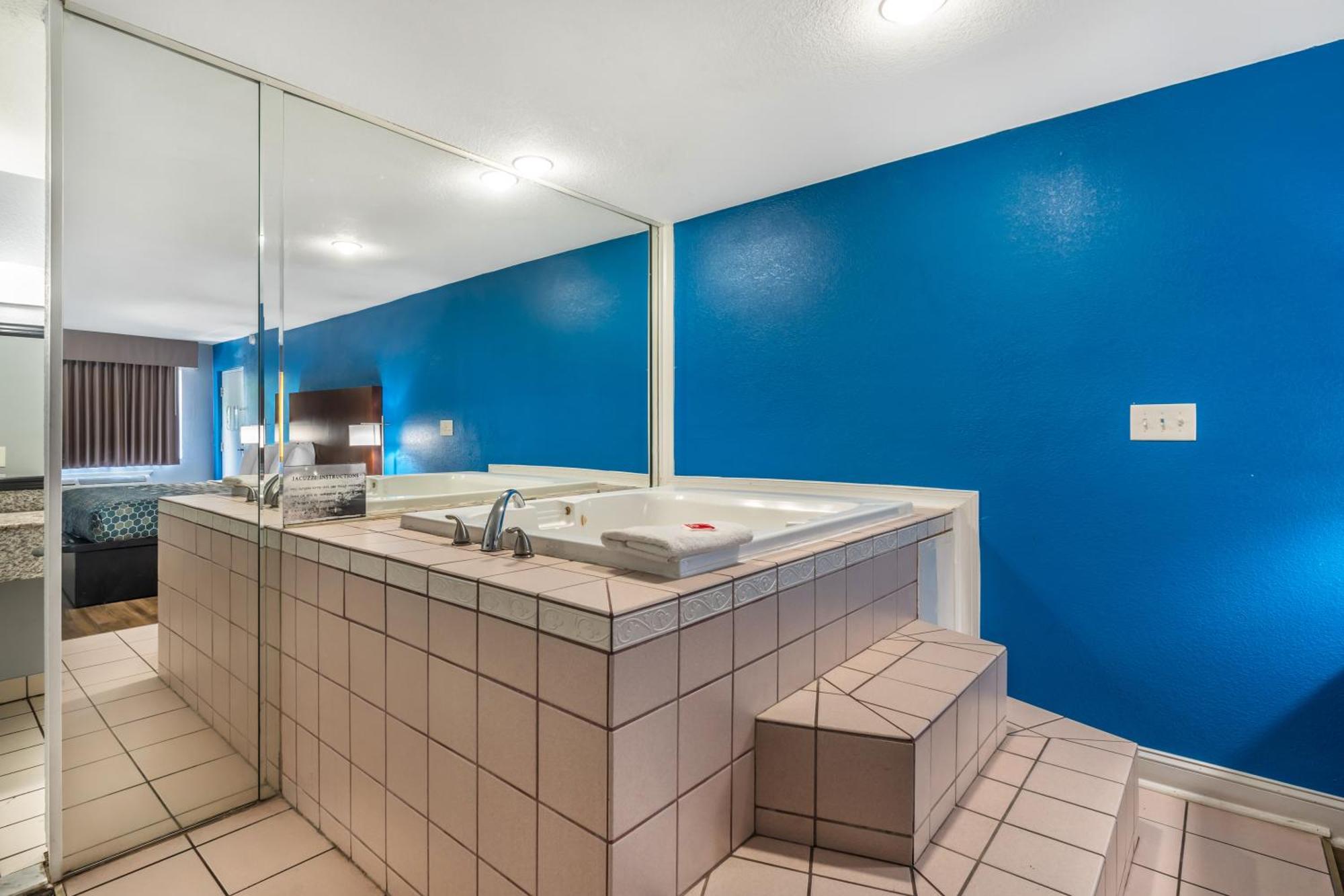 Econo Lodge Inn & Suites I-64 & Us 13 Вирджиния-Бич Экстерьер фото